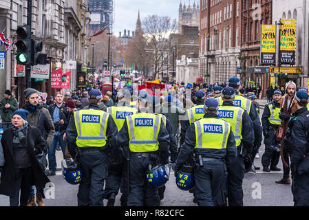 Nein zu Tommy Robinson, Nein zum Faschismus Demonstration, London, UK 10/12/2018 Stockfoto