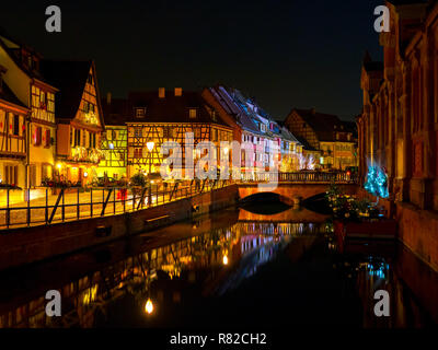 Traditionelle elsässische Stadt Colmar bei Nacht, mit Lichtern Reflexion im Kanal Wasser in La Petite Venise Stockfoto