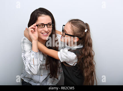 Gerne überraschende Mutter und Excite Kid Mode Brille suchen und kuscheln sich leere Raum Hintergrund. Stockfoto