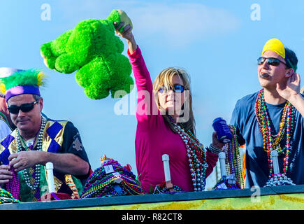 Ein Nachtschwärmer wirft einen Teddybär als ihre Schwimmer sich entlang der Canal Street in der Innenstadt von Mobile, Alabama, während der Joe Cain Day Parade am Mardi Gras. Stockfoto