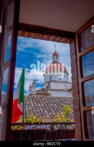 COTACACHI, Ecuador, November 06, 2018: Im freien Blick auf Matrix Kathedrale, Bild durch ein Fenster in der Stadt Cotacachi Ecuador genommen Stockfoto