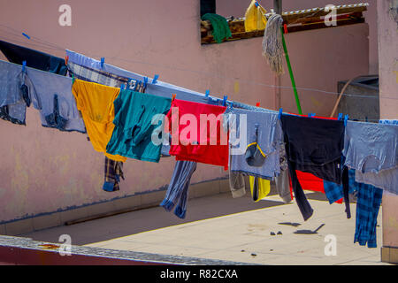 OTAVALO, Ecuador, November 06, 2018: im Blick auf die Kleidung trocknen in der Sonne in Otavalo. Stockfoto