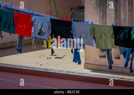 OTAVALO, Ecuador, November 06, 2018: im Blick auf die Kleidung trocknen in der Sonne in Otavalo. Stockfoto