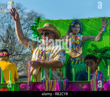 Ein Nachtschwärmer wirft Mardi Gras Perlen in der Masse als seine Schwimmer sich entlang der Canal Street in Mobile, Alabama während der Joe Cain Prozession an der Mardi Gras. Stockfoto