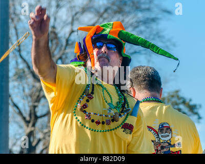 Ein Nachtschwärmer wirft Perlen in der Masse als seine Schwimmer sich entlang der Canal Street in Mobile, Alabama, während der Joe Cain Prozession an der Mardi Gras. Stockfoto