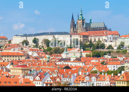 In Prag in der Tschechischen Republik Prag Skyline mit der Prager Burg und der St. Veits Dom Mala Strana Prag Tschechische Republik Europa Stockfoto