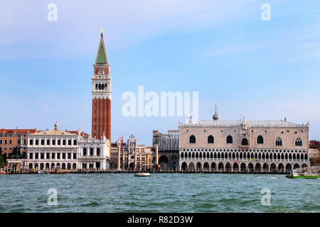 Blick auf die Piazza San Marco, Campanile, Palazzo Ducale und der Biblioteca in Venedig, Italien. Diese Gebäude sind die bekanntesten Wahrzeichen der Stadt Stockfoto