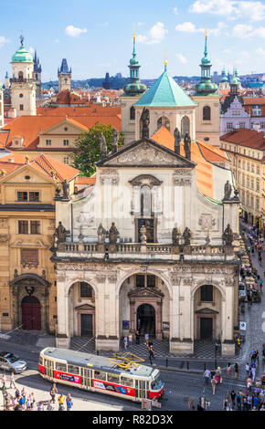 Die Prager Altstadt Staré Město Kirche von St. Salvator Türme auf dem Dach und die Türme der Kirchen und alten barocken Gebäude in Prag Tschechische Republik Europa Stockfoto