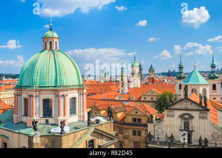 Die Prager Altstadt Staré Město St. Franziskus von Assisi Kirche Türme auf dem Dach und die Türme der Kirchen und alten barocken Gebäude in Prag in der Tschechischen Republik Stockfoto