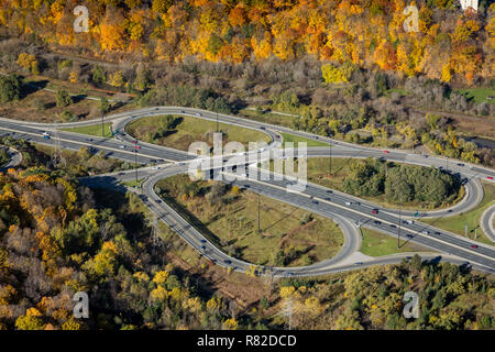 Eine Luftaufnahme der Austausch an Don Valley Parkway und Don Mills Road, Toronto Stockfoto