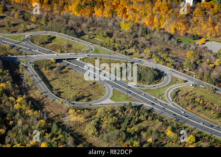 Eine Luftaufnahme der Austausch an Don Valley Parkway und Don Mills Road, Toronto Stockfoto