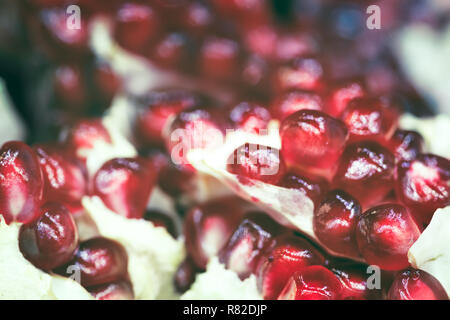 Süße reifer Granatapfel close-up, straff im Vintage Style Stockfoto