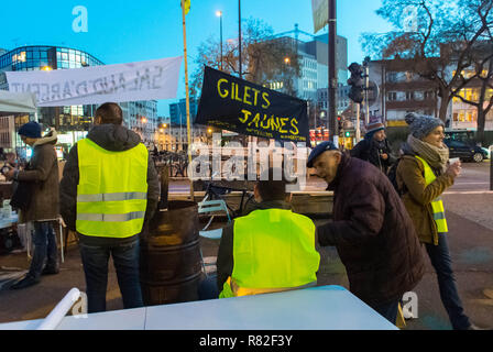 Montreuil, Frankreich, Kleingruppen, Gilet Jaunes (Gelbwesten) Französische Demonstration/Besetzung in Vorstadtstraßennächten, Proteste der Arbeiterrechte, GILETS JAUNES ROND POINT Stockfoto