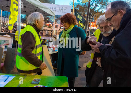 Montreuil, Frankreich, Kleingruppen, Gilet Jaunes (Gelbwesten) Französische Demonstration/Besetzung auf der Straße, Proteste für die Arbeitnehmerrechte, GILETS JAUNES ROND POINT Stockfoto