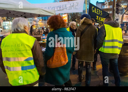 Montreuil, Frankreich, „Gilet Jaunes“ (gelbe Jacken) Französische Demonstration/ Besetzung auf der Straße, Mann hinten, GILETS JAUNES ROND POINT Stockfoto