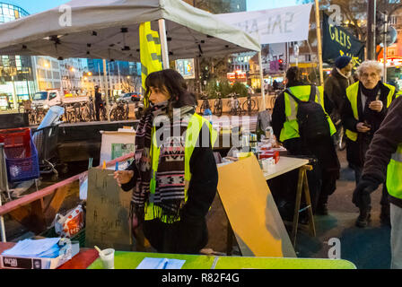 Montreuil, Frankreich, Kleingruppenmenschen, „Gilet Jaunes“ (Gelbwesten) Französische Demonstration/Besatzungsgruppe Menschen auf der Straße, Aktivisten Arbeiterrechtsproteste, GILETS JAUNES ROND POINT Stockfoto