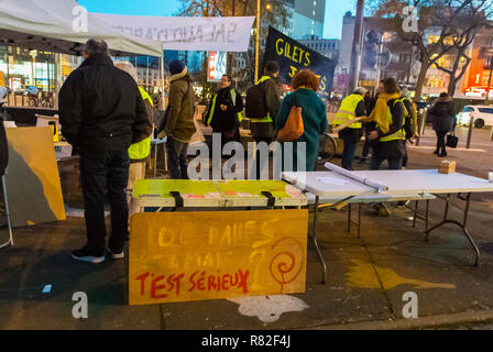 Montreuil, Frankreich, Medium Group People, „Gilet Jaunes“ (Gelbwesten) Französische Demonstration/ Besetzung auf der Straße, Vorort Street Night, Paris Vororte, GILETS JAUNES ROND POINT Stockfoto