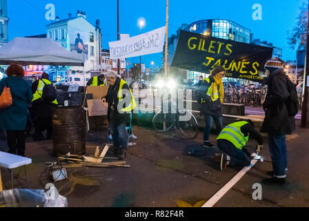 Montreuil, Frankreich, „Gilet Jaunes“ (Gelbwesten) Französische Demonstration/ Besetzung in Vorstadtstraßennächte, Proteste frankreich, GILETS JAUNES ROND POINT Stockfoto