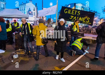 Montreuil, Frankreich, 'Gilet Jaunes' (Gelbe Westen) Französische Demonstration/Besetzung auf der Straße, aktivistischer Protest, Vorstadtstraße, Proteste gegen Arbeitnehmerrechte, Anti-Macron Stockfoto