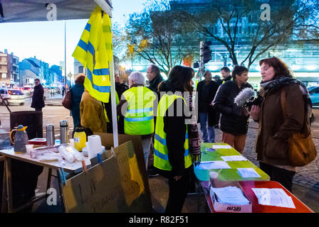 Montreuil, Frankreich, „Gilet Jaunes“ (Gelbwesten) Französische Demonstration/ Besetzung auf Vorstadtstraßen-Nachtproteste frankreich, GILETS JAUNES ROND POINT Stockfoto