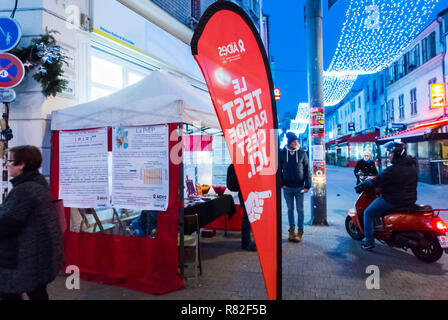 Montreuil, Frankreich, HILFT NGO Outdoor HIV Tests auf der Straße, hilft Prävention, Vorort Straße Nacht, Contra le Sida, Epidemie und Pest frankreich, AIDS Sensibilisierungskampagne frankreich, MIGRANTENGESUNDHEITSFÜRSORGE Stockfoto