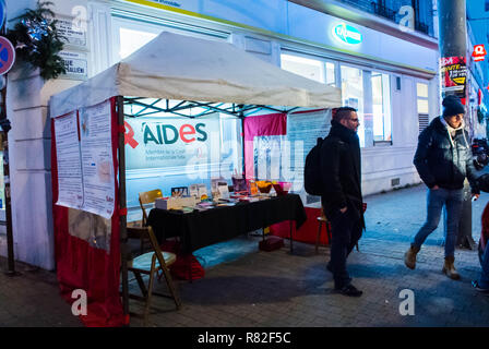 Montreuil, Frankreich, AIDES NGO People Outdoor HIV-Tests in der Nacht auf der Straße in einem Vorort, contre le sida Stockfoto