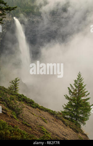 Helmcken Falls mit Nebel, Wells Gray Provincial Park, British Columbia, Kanada. Es ist der viertgrösste Park in British Columbia. Stockfoto