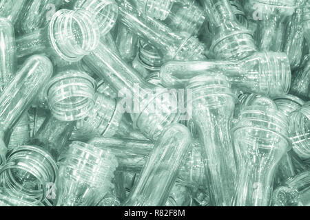 Der Rohstoff für die Plastikflasche Blasvorgang. Die Stichprobe der Einspritzvorgang. Stockfoto