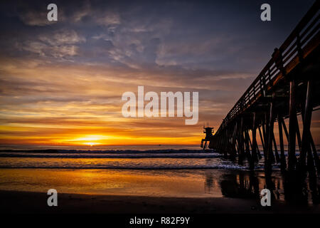 Die untergehende Sonne am Pier in Imperial Beach, Kalifornien. Stockfoto