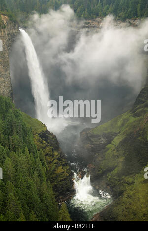 Helmcken Falls mit Nebel, Wells Gray Provincial Park, British Columbia, Kanada. Es ist der viertgrösste Park in British Columbia. Stockfoto