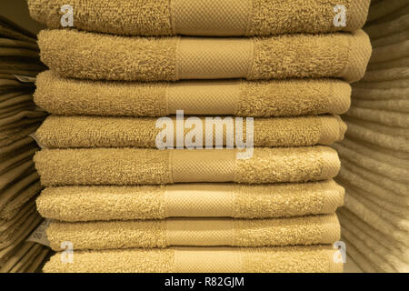 Zwei Stapel von bunten Handtücher mit hyazinthe Blüte auf hellen Hintergrund. Pastellfarben Handtücher aus Baumwolle. Hygiene, Stoff, Spa und Textil- Konzept. Whi Stockfoto