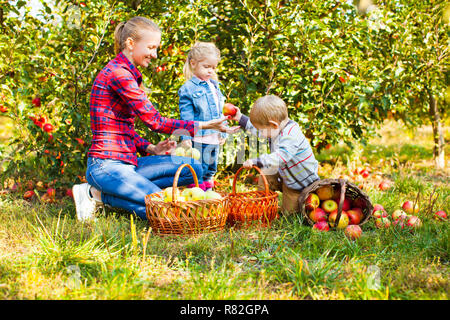 Glücklich lächelnde Mutter mit Kindern, Junge und Mädchen Stockfoto