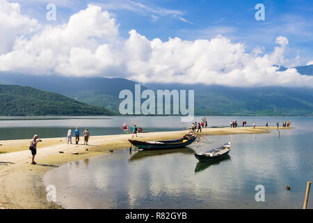 Touristen, die auf der Suche an der Szenerie um Runde eine Lagune mit Bergen in Bạch Mã Nationalpark darüber hinaus. Lang Co, Phu Loc, Thua Thien Hue, Vietnam, Asien Stockfoto