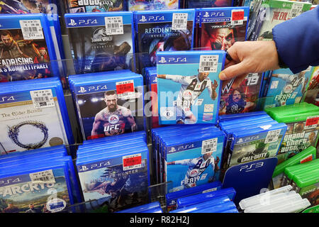 Store Display mit PlayStation 4 Spiele für eine Home Video Spiele Konsole. Stockfoto