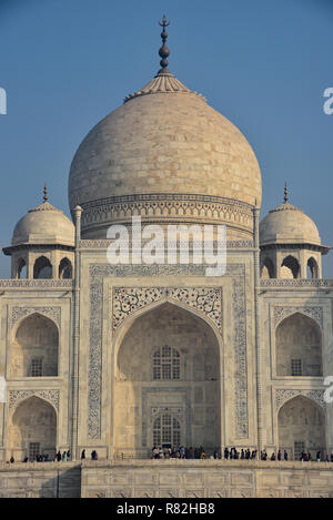 Das Grab eines der berühmtesten Gebäude der Welt, das Taj Mahal. Der Moghul-Kaiser Shah Jahan zum Gedenken an seine Frau Mumtaz Mahal, Agra gebaut. Stockfoto