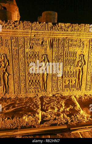 Am Abend Blick auf die Reliefs am Tempel von Kom Ombo, Assuan, Ägypten, Afrika Stockfoto