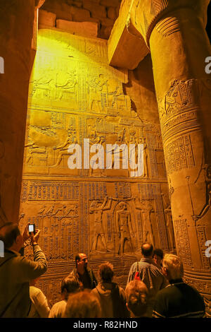 Am Abend Blick auf die Reliefs am Tempel von Kom Ombo, Assuan, Ägypten, Afrika Stockfoto