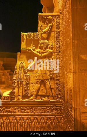 Am Abend Blick auf die Reliefs am Tempel von Kom Ombo, Assuan, Ägypten, Afrika Stockfoto