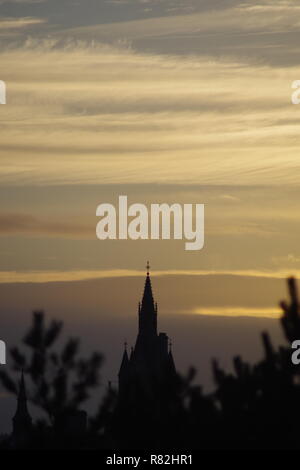 Der Glockenturm der Union Street, Aberdeen Mautstelle und Sheriff Court Silhouette bei Sonnenuntergang. Viktorianische Gotik, Schottland, Großbritannien. Stockfoto