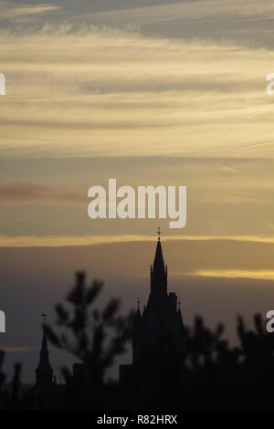 Der Glockenturm der Union Street, Aberdeen Mautstelle und Sheriff Court Silhouette bei Sonnenuntergang. Viktorianische Gotik, Schottland, Großbritannien. Stockfoto