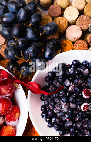 Erdbeere, Heidelbeere, Traube auf weinkorken, Antioxidantien, resveratrol Flavonoide reiche Nahrung Stockfoto