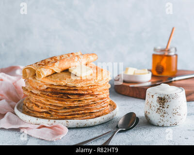 Stapel von traditionellen russischen Pfannkuchen blini auf grauem Hintergrund mit kopieren. Hausgemachte russische dünne Pfannkuchen blini. Russische Küche, russische Küche Stockfoto