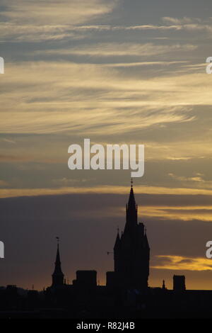 Der Glockenturm der Union Street, Aberdeen Mautstelle und Sheriff Court Silhouette bei Sonnenuntergang. Viktorianische Gotik, Schottland, Großbritannien. Stockfoto