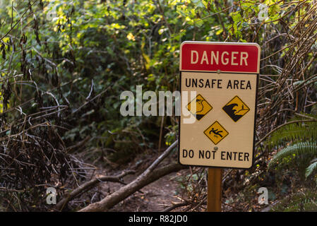 Warnschild an einem der Wanderwege durch die Gefahr von Erdrutschen, Gezeiten oder fallende in im südlichen Oregon, USA Stockfoto