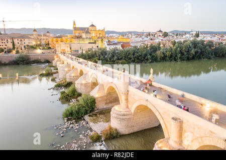 Luftbild des berühmten römischen Brücke und Moschee - die Kathedrale von Cordoba, Andalusien, Spanien Stockfoto