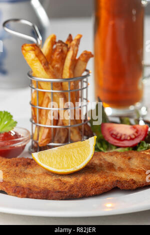 Wiener Schnitzel auf einem Teller Stockfoto