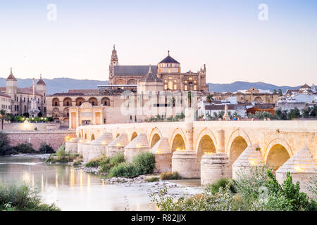 Römische Brücke und Dom - Moschee als Wahrzeichen von Cordoba, Andalusien, Spanien Stockfoto