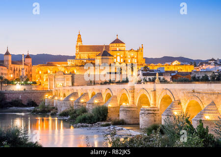 Römische Brücke und Dom - Moschee als Wahrzeichen von Cordoba, Andalusien, Spanien Stockfoto