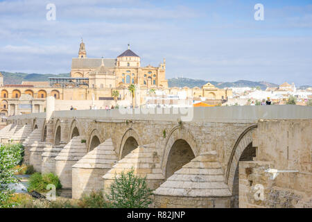 Römische Brücke und Dom - Moschee als Wahrzeichen von Cordoba, Andalusien, Spanien Stockfoto