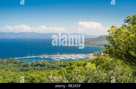 Insel Porquerolles und Marina Panoramablick auf die Landschaft, Provence Cote d'Azur, Frankreich Stockfoto